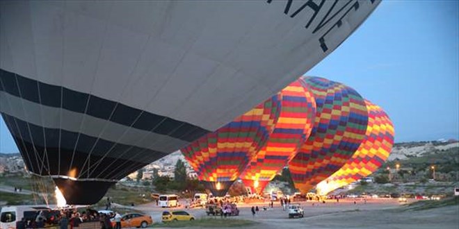 Kapadokya'da balonlar Trk bayraklar ve Atatrk posteri ile utu