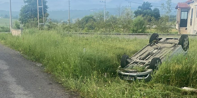 Otomobil devrildi, sandk kurulu bakan ve sandk kurulu grevlisi yaraland