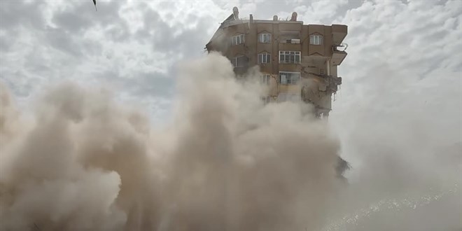 Ebrar Sitesi'nde ar hasar alan son iki binadan biri daha kontroll ekilde ykld