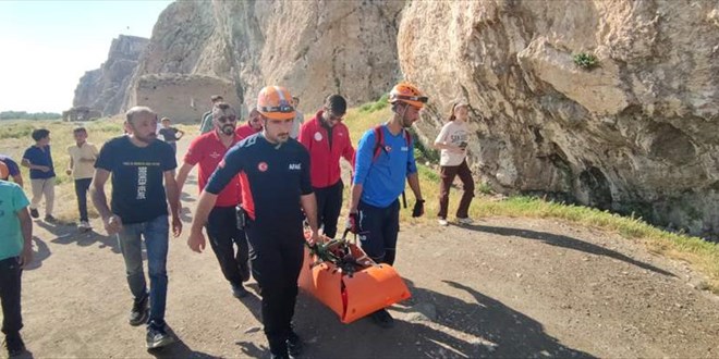 Van Kalesi'nin surlarndan derek yaralanan ocuk AFAD ekiplerince kurtarld