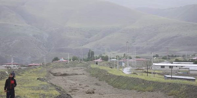 Erzincan Valisi Mehmet Makas, taknlarn meydana geldii kyde inceleme yapt