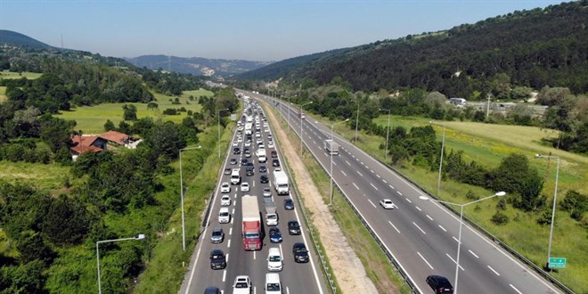 Bayram trafii ilesi balad: Srcler birbirlerine saldrd