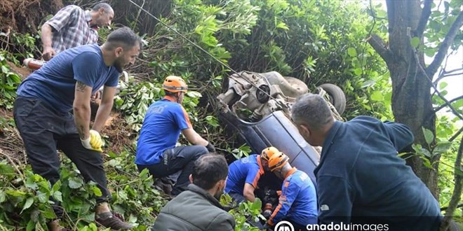 Giresun'da otomobilin arampole devrildii kazada 2 kii ld