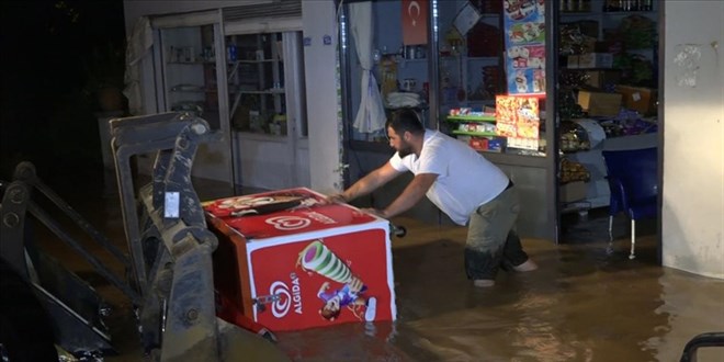 Sakarya'da taan dere nedeniyle baz ev ve i yerlerini su bast