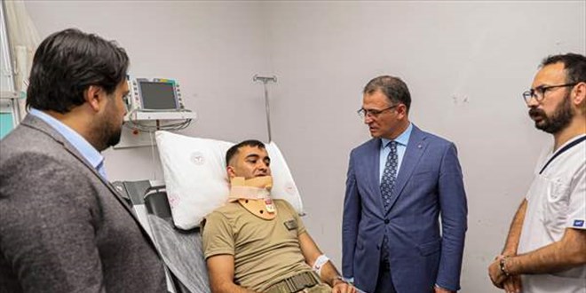 Vali, trafik kazasnda yaralanan askerleri ziyaret etti