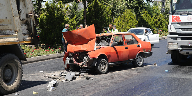 Kamyona arpan otomobildeki 2 kii ld, 2 kii yaraland