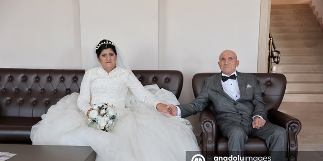 Eiyle nikah tazeleyen depremzede kadn, gelinlik giyme hayaline 30 yl sonra kavutu