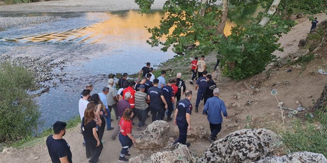 Serinlemek iin girdii Dicle Nehri'nde bouldu