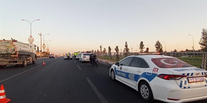 Kamyonete arpan motosikletli yunus ekibindeki 2 polis yaraland