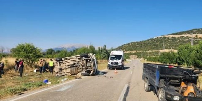 Isparta'da minibs ile patpat arpt: 1 l, 13 yaral