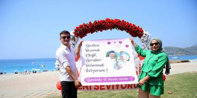 Evlilik teklifine 'evet' yantn gkyznde ald