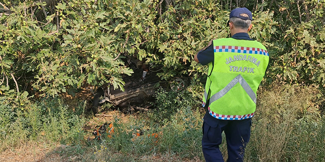 zmir'de arampole yuvarlanan otomobildeki 2 kii ld