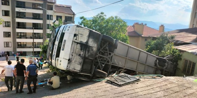 Karaman'da tur otobs devrildi: 3' ar 26 kii yaraland