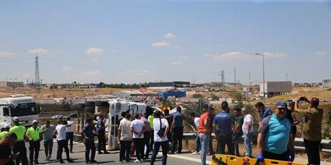 Gaziantep'te devrilen hafriyat ykl kamyonun srcs ld
