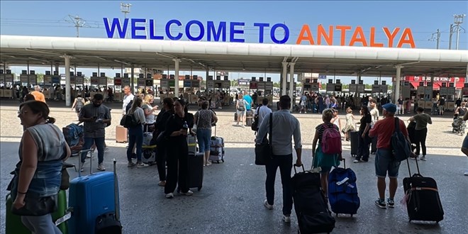 Antalya'ya hava yoluyla gelen yabanc turist says 11 milyonu at