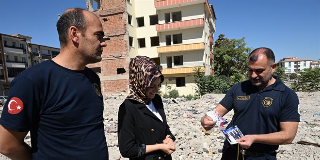 tfaiyeciler depremde enkazdan kan zel eyalar sahibine teslim etti