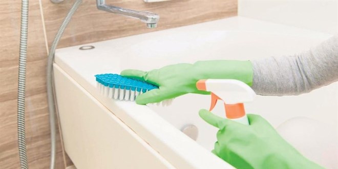 ldren temizlik: Banyoda kire zc kullanan kadn ld