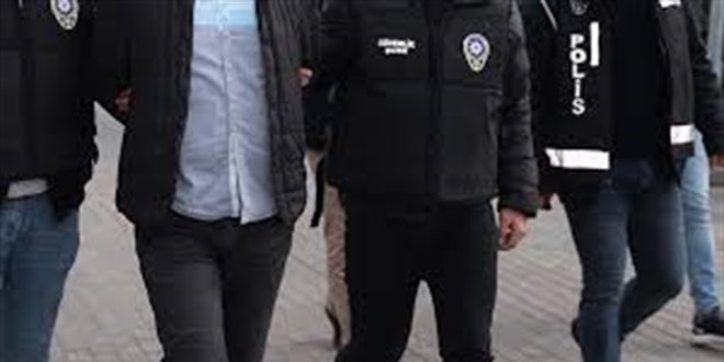 Adana'da uygulama yapan polislere kar kan 2 kii tutukland