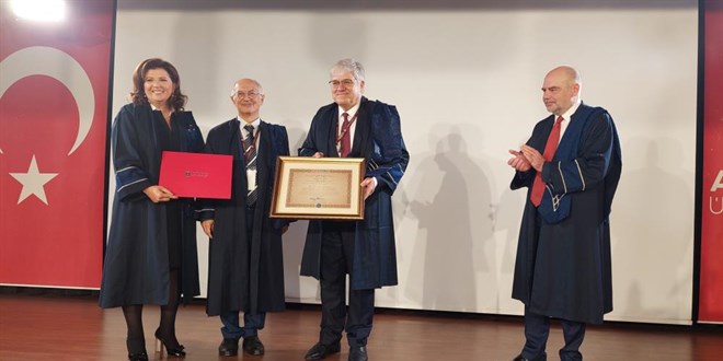 4 ylda hem Almanya'dan hem Trkiye'den hukuk diplomas