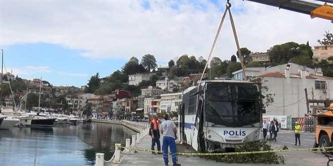 Polisleri tayan otobs denize dmekten son anda kurtuldu