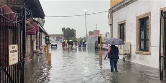 zmir'de iddetli saanak ve frtna hayat olumsuz etkiliyor