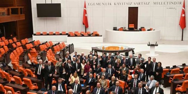 CHP, Genel Kuruldaki eylemine bir sre daha devam edecek