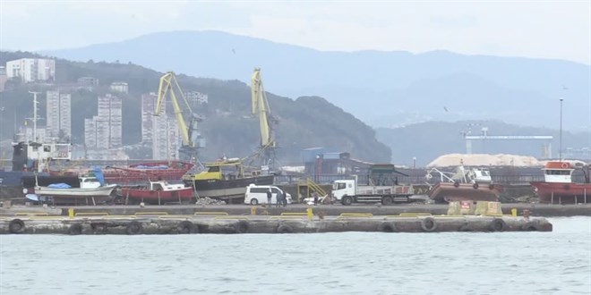 Zonguldak'ta batan geminin kayp 7 personelini arama almalar sryor