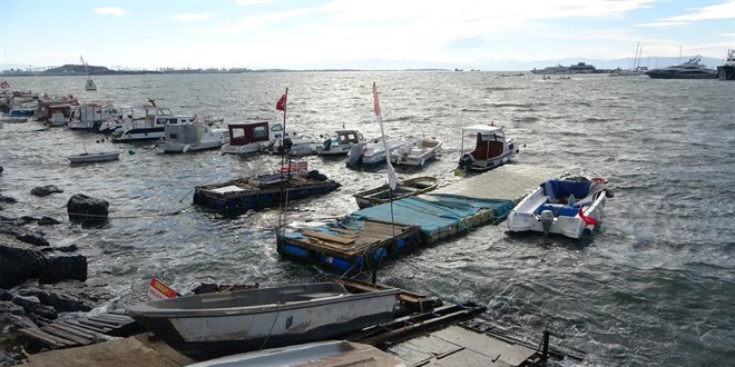 Pendik'te kuvvetli rzgar nedeniyle 3 tekne batt