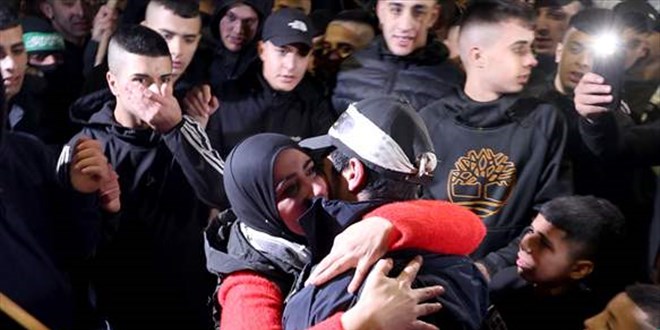 Filistinli 30 kadn ve ocuk esir, srail hapishanesinden serbest brakld
