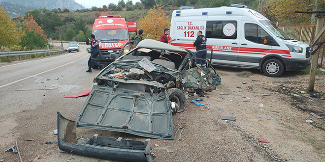 Adana'da iki otomobilin arpt kazada 1 kii ld, 3 kii yaraland