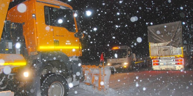 Antalya-Konya karayolunda kar sebebiyle ar tonajl aralarn geiine izin verilmiyor