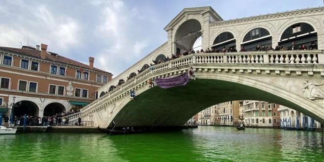 klim aktivistleri Venedik'teki Byk Kanal' yeile boyad