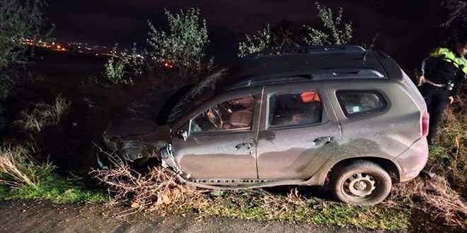 orum'da kaza yapan 4 kii otomobili brakp kaza yerinden uzaklat