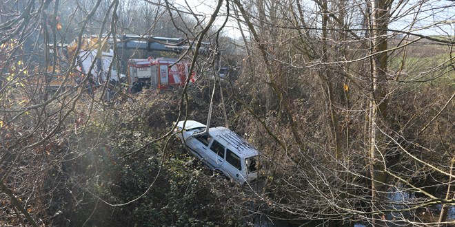 Kocaeli'de dereye devrilen otomobilin srcs ld