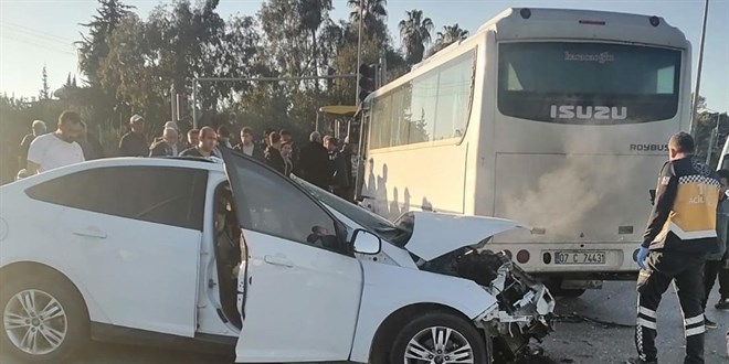 Antalya'da midibs ile otomobil arpt: 2 l, 13 yaral