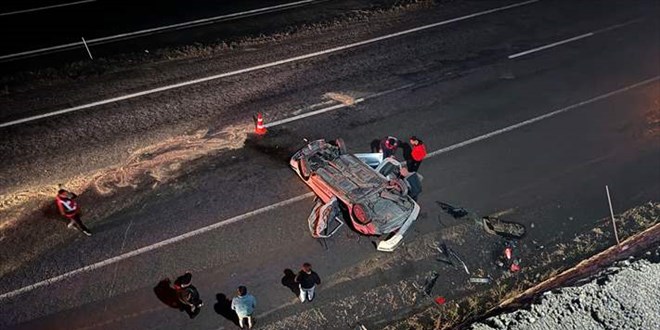 Zonguldak'ta 15 metre ykseklikten kara yoluna den otomobildeki 2 kii ld