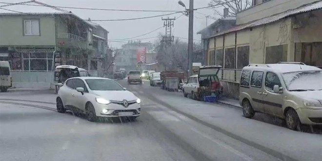 stanbul'un yksek kesimlerinde kar ya balad