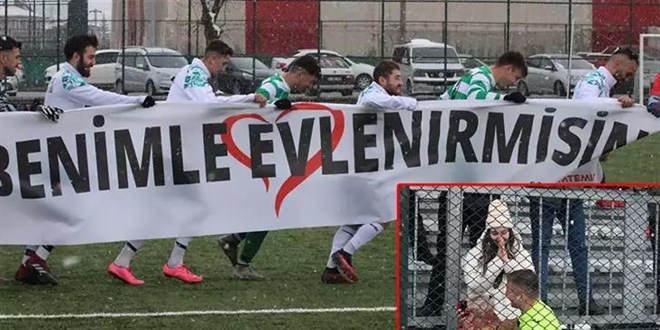 Hakem, ynettii futbol manda sevgilisine evlilik teklifi etti