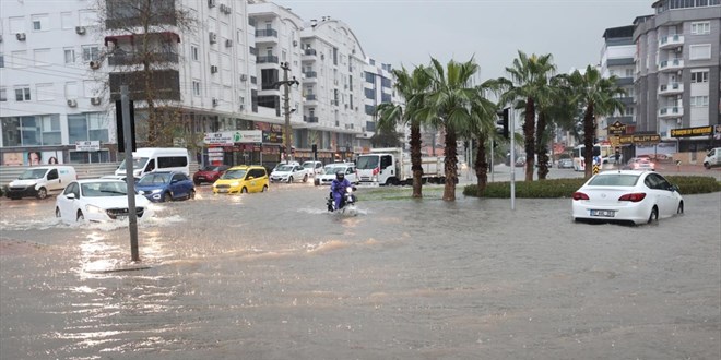 Antalya'da saanak ve dolu etkisini srdryor