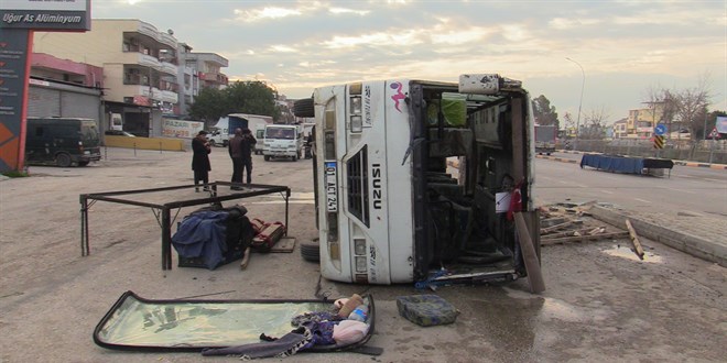 Tarm iilerini tayan midibsn devrildi: 15 yaral