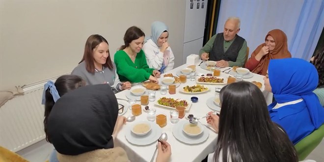 Erzincanl aileler iftar sofralarn niversite rencilerine ayor