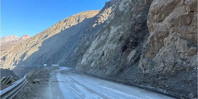 Hakkari'de heyelann kapatt yollar ald