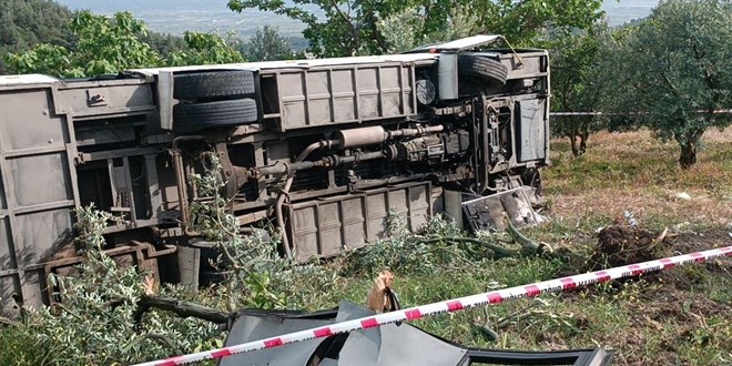 Sakarya'da rencileri tayan otobs devrildi: 12 yaral