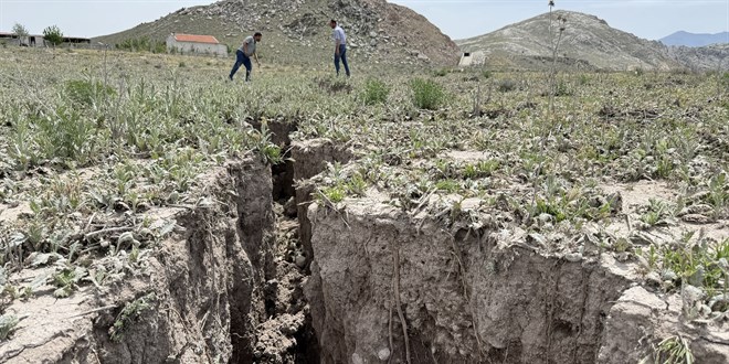 Konya'da 8 metre derinliinde 2,5 kilometrelik 'yzey yar' olutu