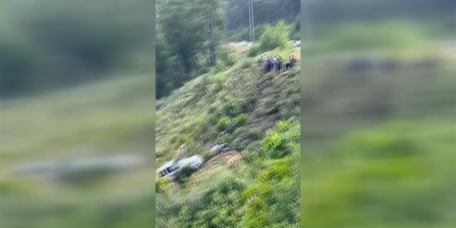 Antalya'da uuruma yuvarlanan kamyonetteki 1 kii ld, 3 kii yaraland