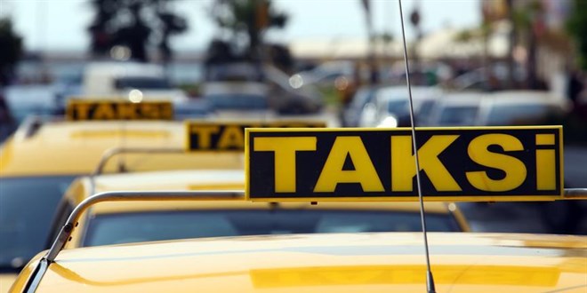 stanbul'da film gibi olay: Sahte polisler korsan taksiciyi dolandrd