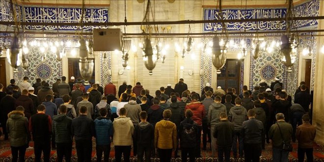 Yarn sabah namaznda tm camilerde Filistinliler iin dua edilecek