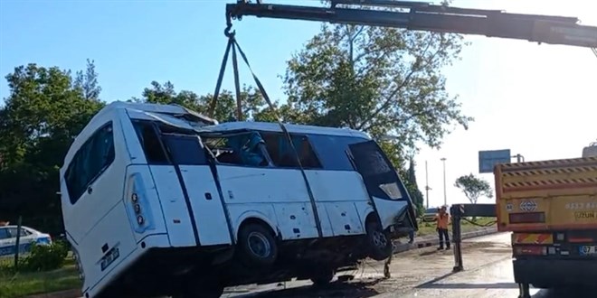 Antalya'da servis midibs devrildi: 1 l, 7 yaral