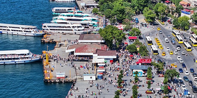 stanbul'un tarihi yerlerinde bayram younluu yaanyor