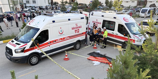 Erzurum'da bir aracn zerinden getii ocuk ld